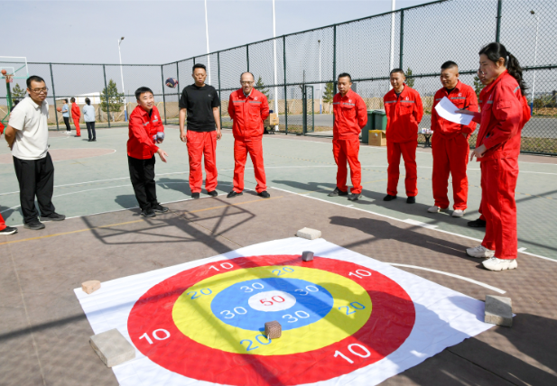 多单位联合举办文体活动庆五一