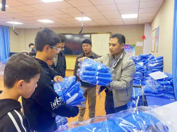 公司为锁南中学捐赠新校服